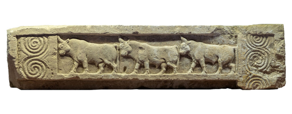 Αρχιτεκτονικό μέλος με πομπή βοδιών. Σωστική ανασκαφή  οδού Αριάδνης. 7ος αι. π.Χ. 