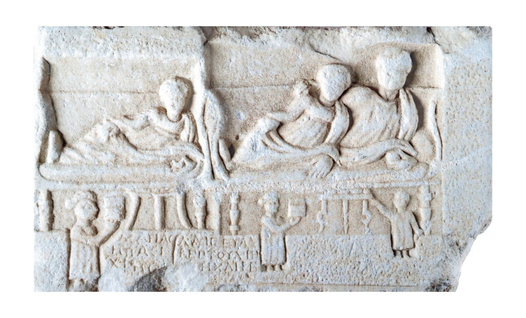 Ενεπίγραφη επιτύμβια μαρμάρινη στήλη με σκηνή νεκροδείπνου. Τράπεζα της Ελλάδος – 25ης Αυγούστου.  3ος αι. μΧ.. 