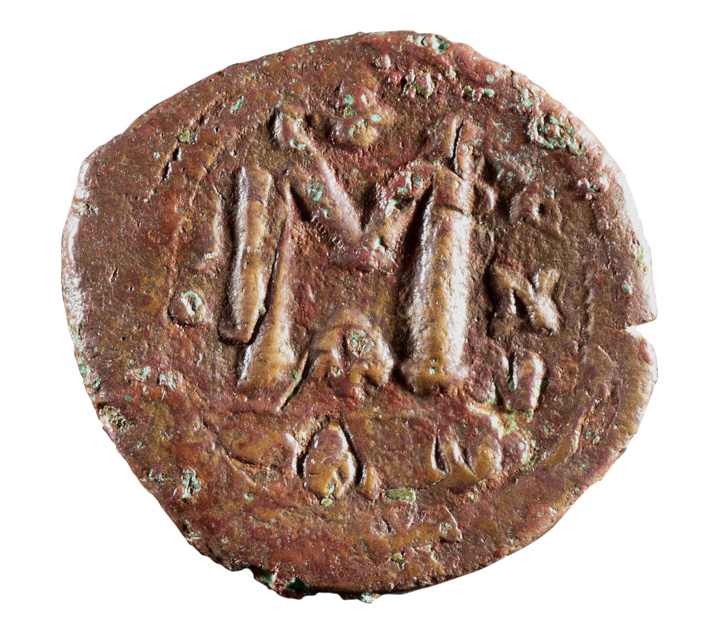 Διπλοχτυπημένη  φόλλις Κώνσταντος Β΄. Νομισματοκοπείο Κωνσταντινούπολης. Σωστική ανασκαφή οδού Αριάδνης. 655-658 μ.Χ.