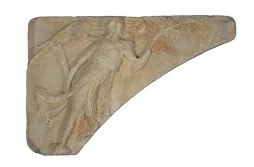 Τύμπανο τοξωτού υπέρθυρου με ιπτάμενες νίκες. Περιοχή οδού Καρτερού. Τέλος 15ου - αρχές 16ου αιώνα.