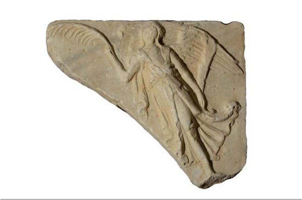 Τύμπανο τοξωτού υπέρθυρου με ιπτάμενες νίκες. Περιοχή οδού Καρτερού. Τέλος 15ου - αρχές 16ου αιώνα.