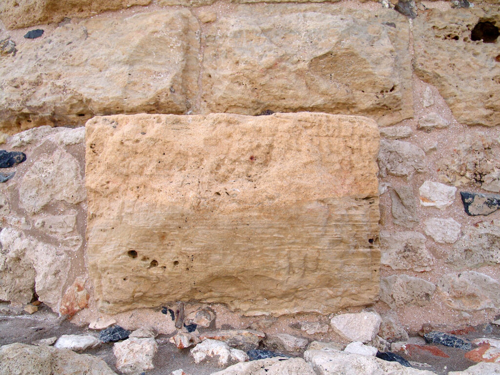 Ενετικό φρούριο Rocca a Mare (Κούλες), δομικός λίθος με μινωικό τεκτονικό σύμβολο.