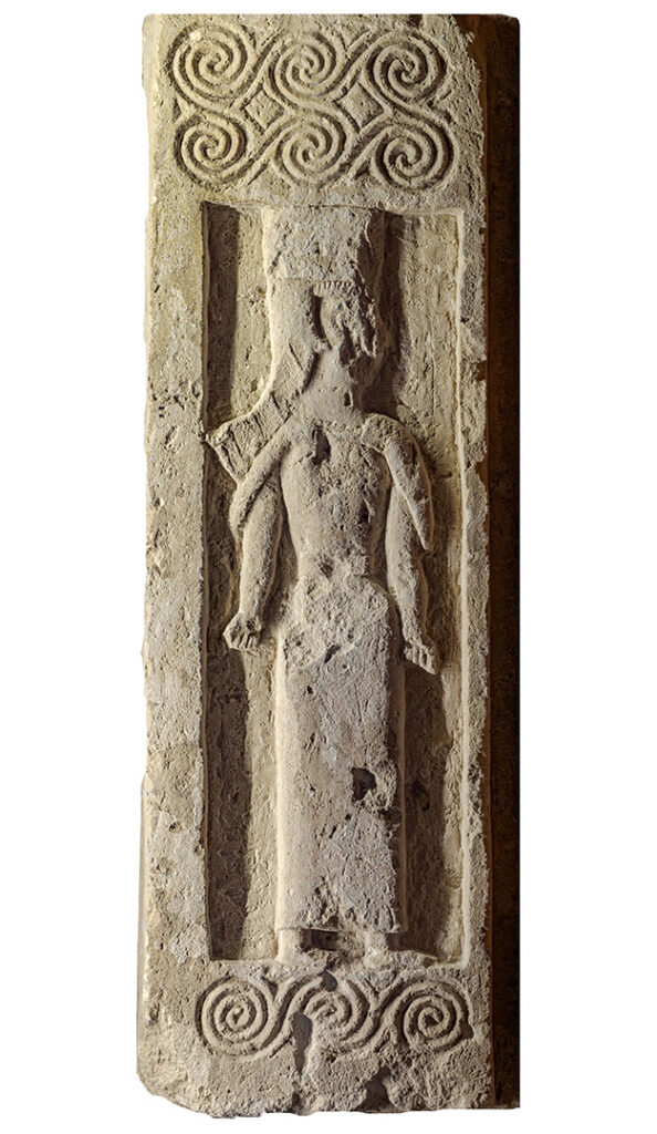 Αρχιτεκτονικό μέλος με παράσταση γυναικείας μορφής στον τύπο της Πότνιας Θηρών. Σωστική ανασκαφή οδού Αριάδνης. 7ος αι. π.Χ.. 