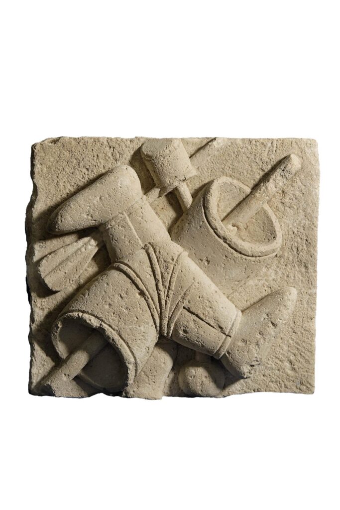 Μετόπη από τη Loggia με παράσταση με υποδήματα πανοπλίας. 1625-1628. Ιστορικό Μουσείο Κρήτης.