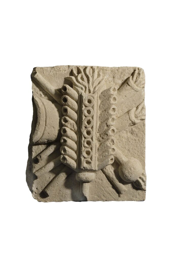 Μετόπη από τη Loggia με παράσταση πυροβόλου όπλου με πολλαπλές κάννες. 1625-1628. Ιστορικό Μουσείο Κρήτης.