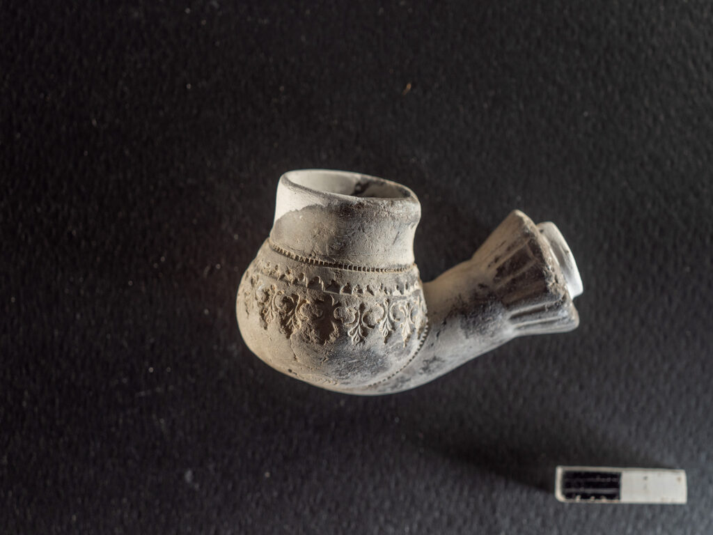 Πήλινη πίπα καπνού. Ανασκαφή Αγίου Πέτρου Δομινικανών. 18ος αι. μ.Χ.