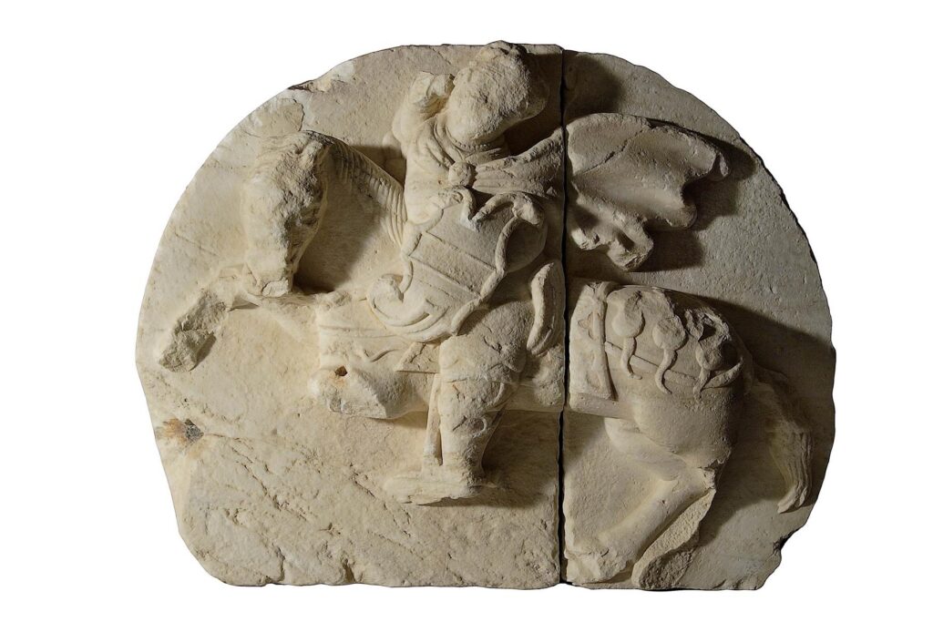 Γλυπτό που κοσμούσε την όψη της Πύλης Αγίου Γεωργίου. Εικονίζεται ο Άγιος Γεώργιος να κρατάει το οικόσημο του γενικού καπιτάνου Paolo Zorzi.