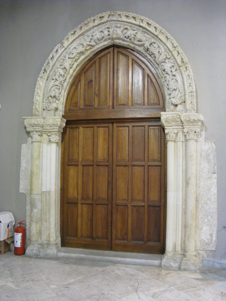 Θύρωμα από ιδιωτική οικία της Βενετοκρατίας (μέγαρο Ιτταρ), σήμερα στην Βασιλική Αγίου Μάρκου. 16ος αιώνας