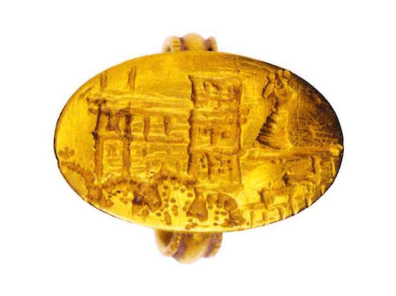 «Το δακτυλίδι του ιερού κτηρίου» με απεικόνιση ανακτορικού κτηρίου και γυναίκας σε λατρευτική στάση. Πόρος. 1600/ 1500-1450. π.Χ