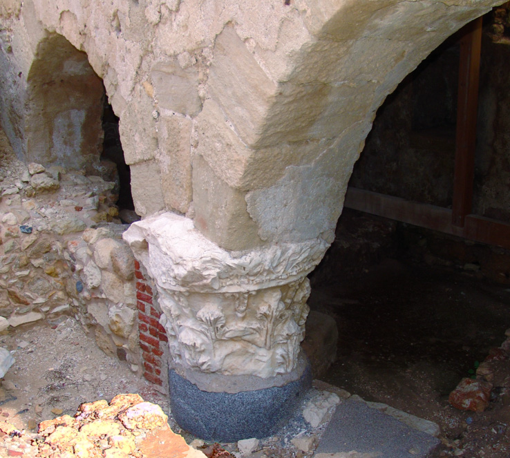 Σύνθετο κορινθιακό κιονόκρανο σε δεύτερη χρήση. Ανασκαφή στη θέση Μπεντενάκι. 2ος αι. μ.Χ.