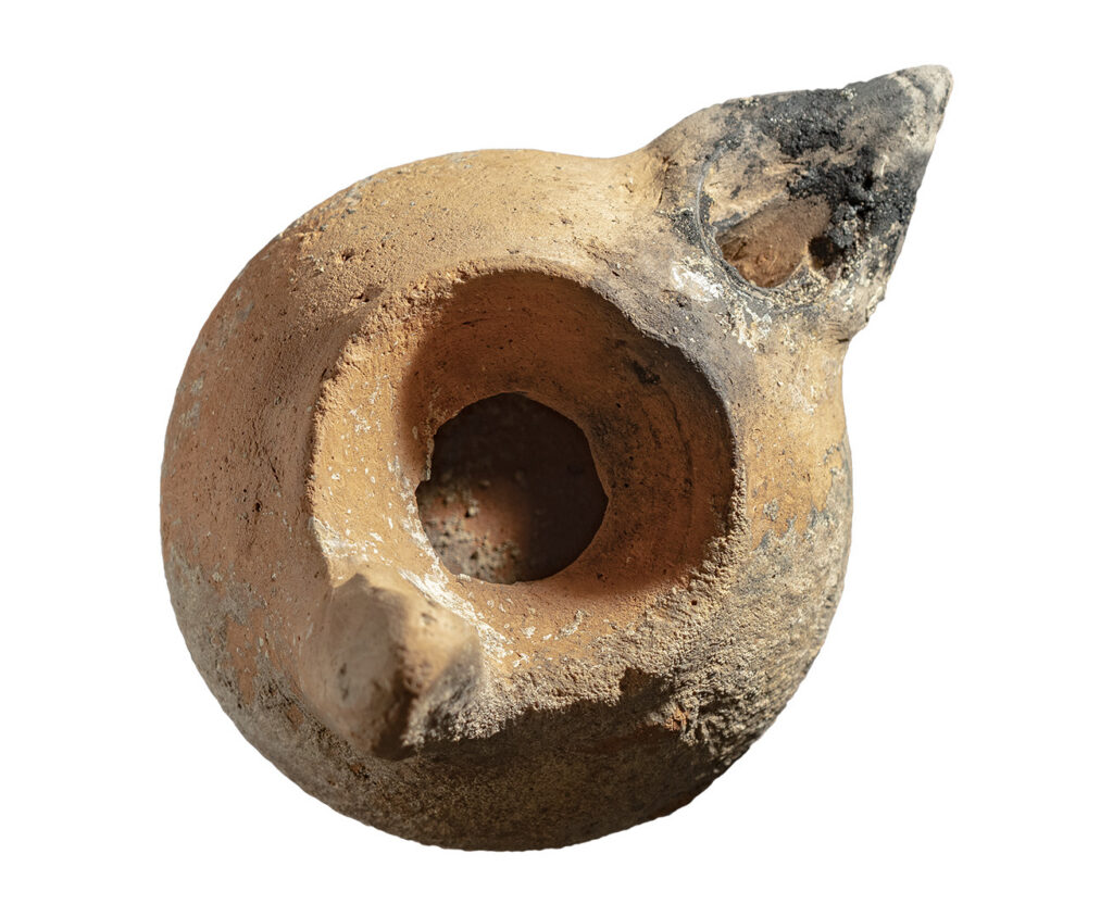 Λύχνος. Σωστική ανασκαφή οδών Κορωναίου & Παπαγιαμαλή. 7ος αι. μ.Χ.