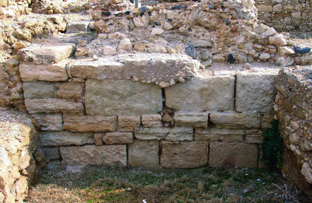 Τμήμα οχύρωσης. Η κατώτερη σειρά ανήκει στην ελληνιστική περίοδο, η σωζόμενη ανωδομή στην πρωτοβυζαντινή, ενώ τα υπολείμματα εξωτερικού επιχρίσματος πιθανόν στην αραβοκρατία. Ανασκαφή στη θέση Μπεντενάκι.