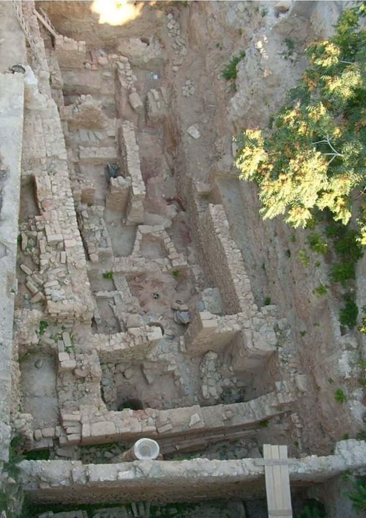 Κτιριακά λείψανα αραβικού στρώματος. Σωστική ανασκαφή οδού Αλμυρού. 