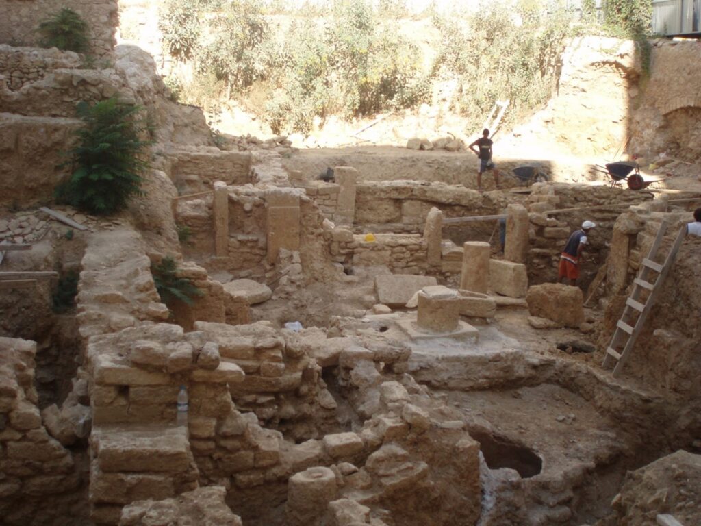 Κτιριακό συγκρότημα με χρήση κατά την αραβική περίοδο. Σωστική ανασκαφή οδού Βύρωνος.